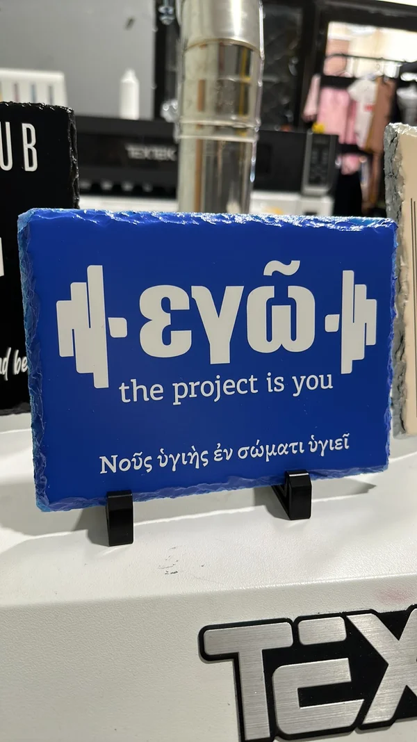 Μπλε διακοσμητική πλακέτα με λογότυπο