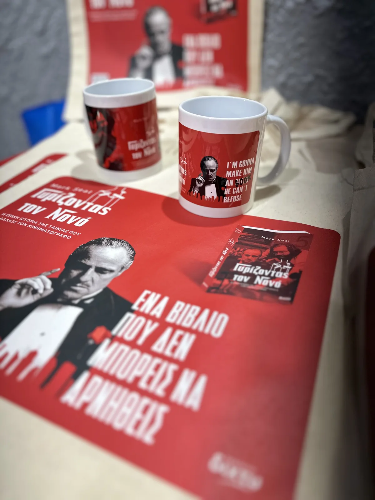 Κόκκινες τυπωμένες κούπες σε σετ με βιβλίο