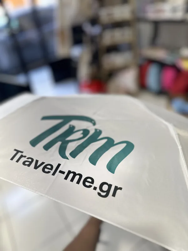 Λευκή ομπρέλα με λογότυπο TRM Travel-me.gr