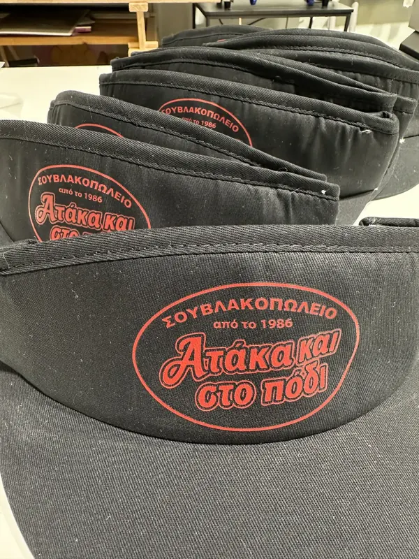 Μαύρα καπέλα με κόκκινο λογότυπο - Πραγματικό δείγμα